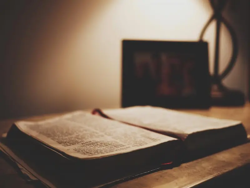 Livre ancien ouvert sur une table